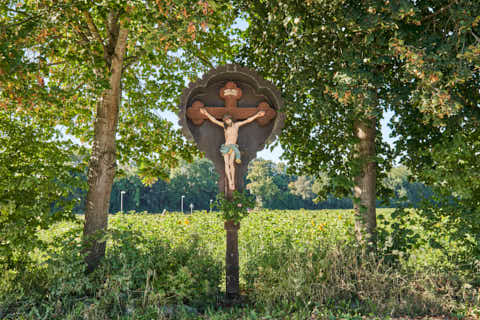 Gemeinde Waldkraiburg Landkreis Mühldorf Pürten Wegkreuz am Innkanal (Dirschl Johann) Deutschland MÜ